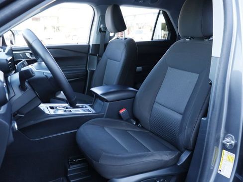 Certified 2024 Ford Explorer XLT RWD image 5