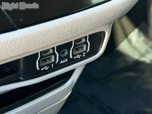 Used 2024 Chrysler Pacifica Select image 23