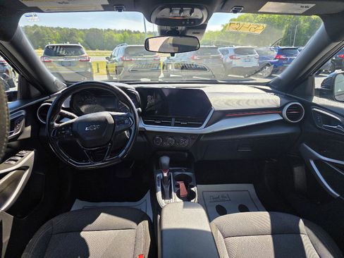 Used 2025 Chevrolet Trax RS w/ Sunroof Package FWD image 13