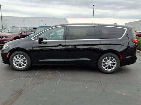 New 2026 Chrysler Pacifica Limited w/ Trailer Tow Group FWD image 3