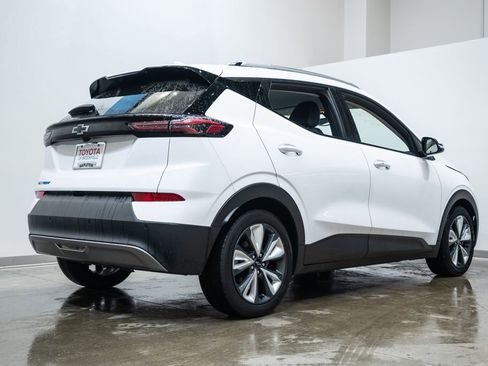 Used 2022 Chevrolet Bolt EUV LT w/ Convenience Package image 8