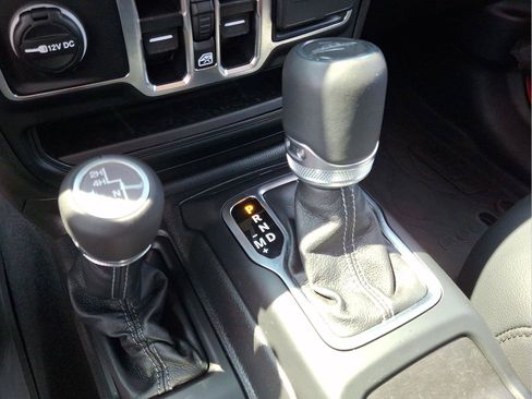 Used 2025 Jeep Gladiator Sport AWD/4WD image 14