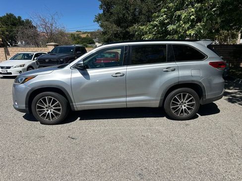 Used 2017 Toyota Highlander SE image 3