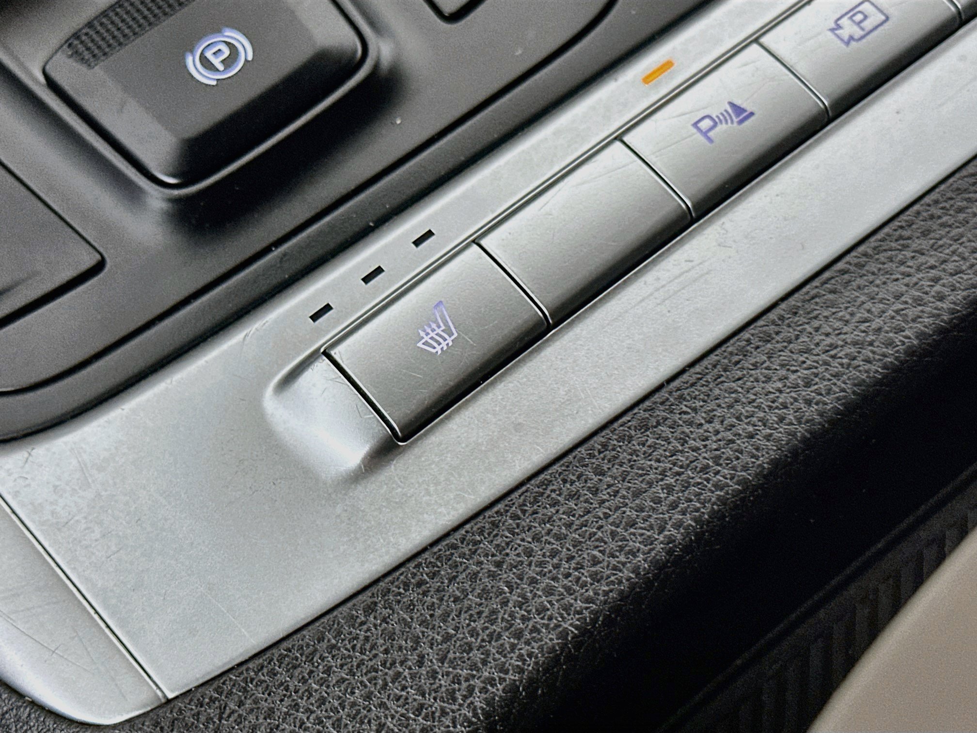 Used 2025 Kia Carnival FWD image 26