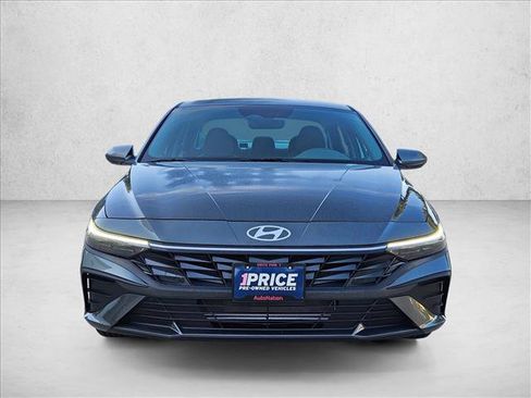 Used 2026 Hyundai Elantra SE FWD image 2