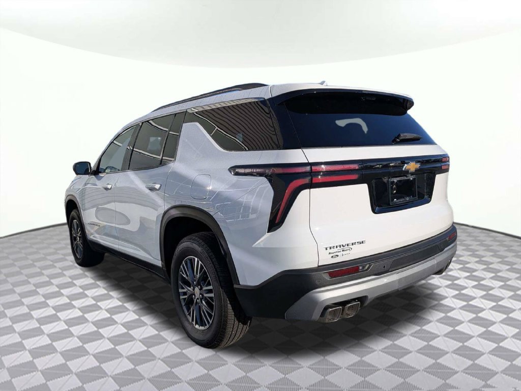 Used 2026 Chevrolet Traverse LT w/ Driver Confidence Package FWD image 5