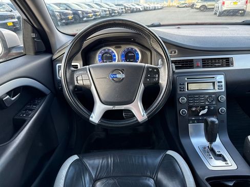 Used 2010 Volvo V70 R-Design image 18