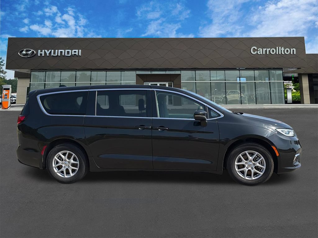 Used 2023 Chrysler Pacifica Touring-L FWD image 4