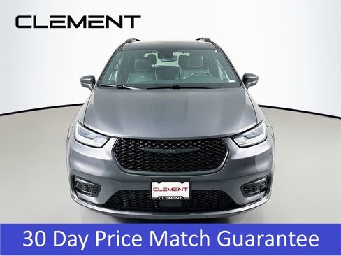 Used 2022 Chrysler Pacifica Limited w/ Uconnect Theater Family Group image 2