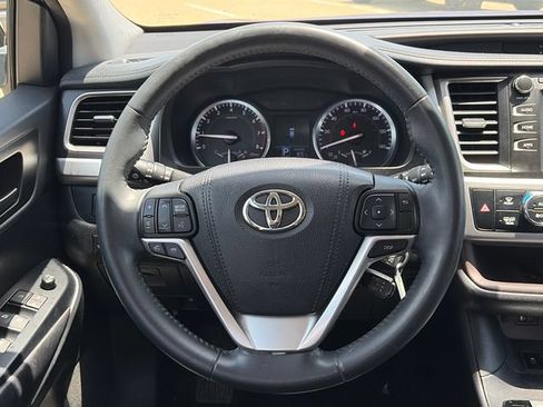 Used 2016 Toyota Highlander Plus FWD image 16