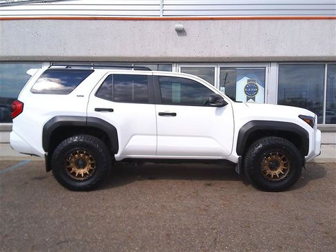 Used 2025 Toyota 4Runner SR5 AWD/4WD image 4