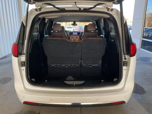 Used 2017 Chrysler Pacifica Limited image 21