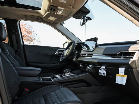 New 2025 Mitsubishi Outlander SE image 11