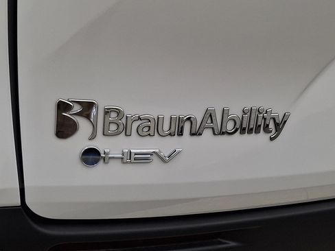 Used 2026 Toyota Sienna XLE FWD image 19