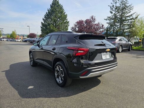 Used 2025 Chevrolet Trax LT w/ LT Convenience Package FWD image 6
