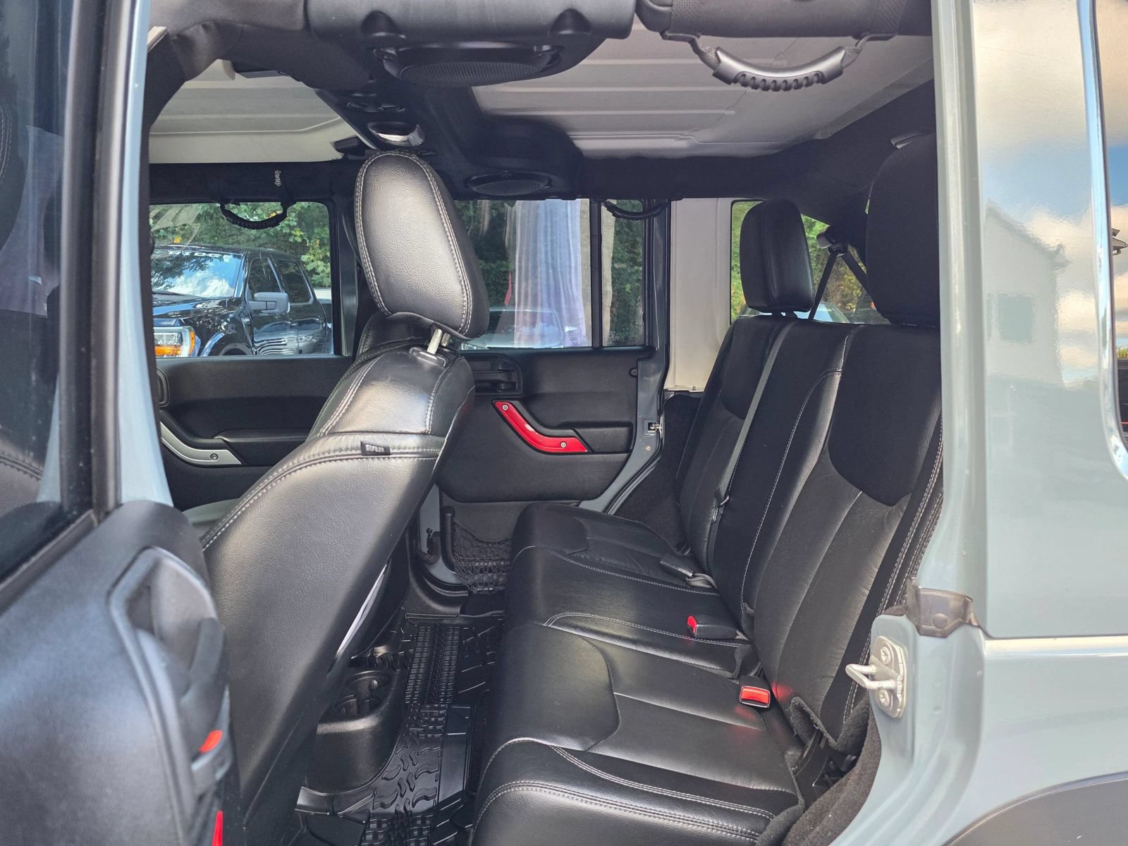 Used 2014 Jeep Wrangler Unlimited Sahara w/ Connectivity Group AWD/4WD image 21