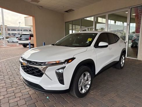 Used 2025 Chevrolet Trax LS w/ LS Convenience Package image 1