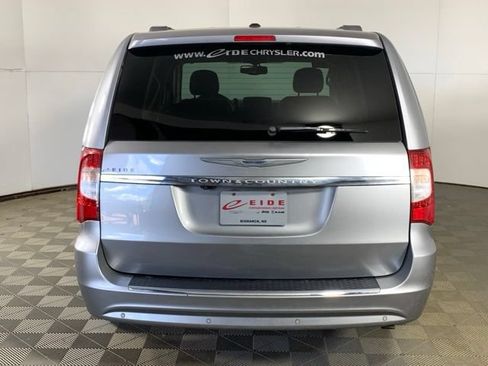 Used 2015 Chrysler Town & Country Touring-L w/ Driver Convenience Group FWD image 14