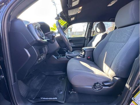 Used 2019 Toyota Tacoma TRD Sport image 14