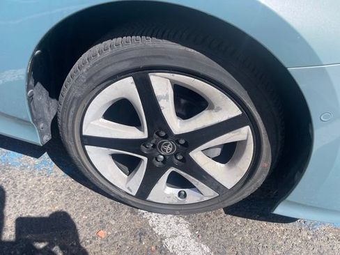 Used 2016 Toyota Prius Four Touring w/ Premium Convenience Package FWD image 17