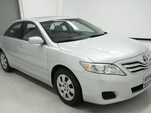 Used 2010 Toyota Camry LE FWD image 2