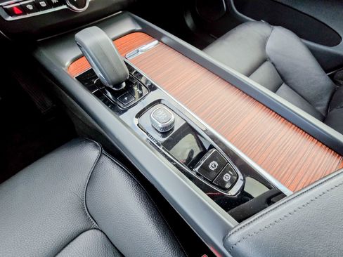 Used 2024 Volvo XC60 B5 Plus image 14