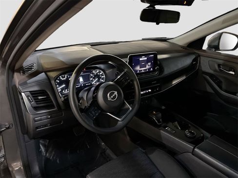 Used 2023 Nissan Rogue SV image 9