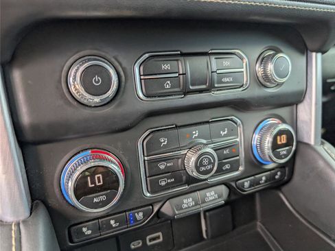Used 2023 GMC Yukon SLT RWD image 17