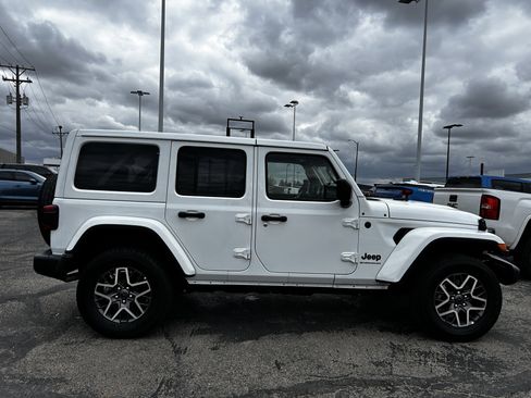 Used 2025 Jeep Wrangler Unlimited Sahara AWD/4WD image 6