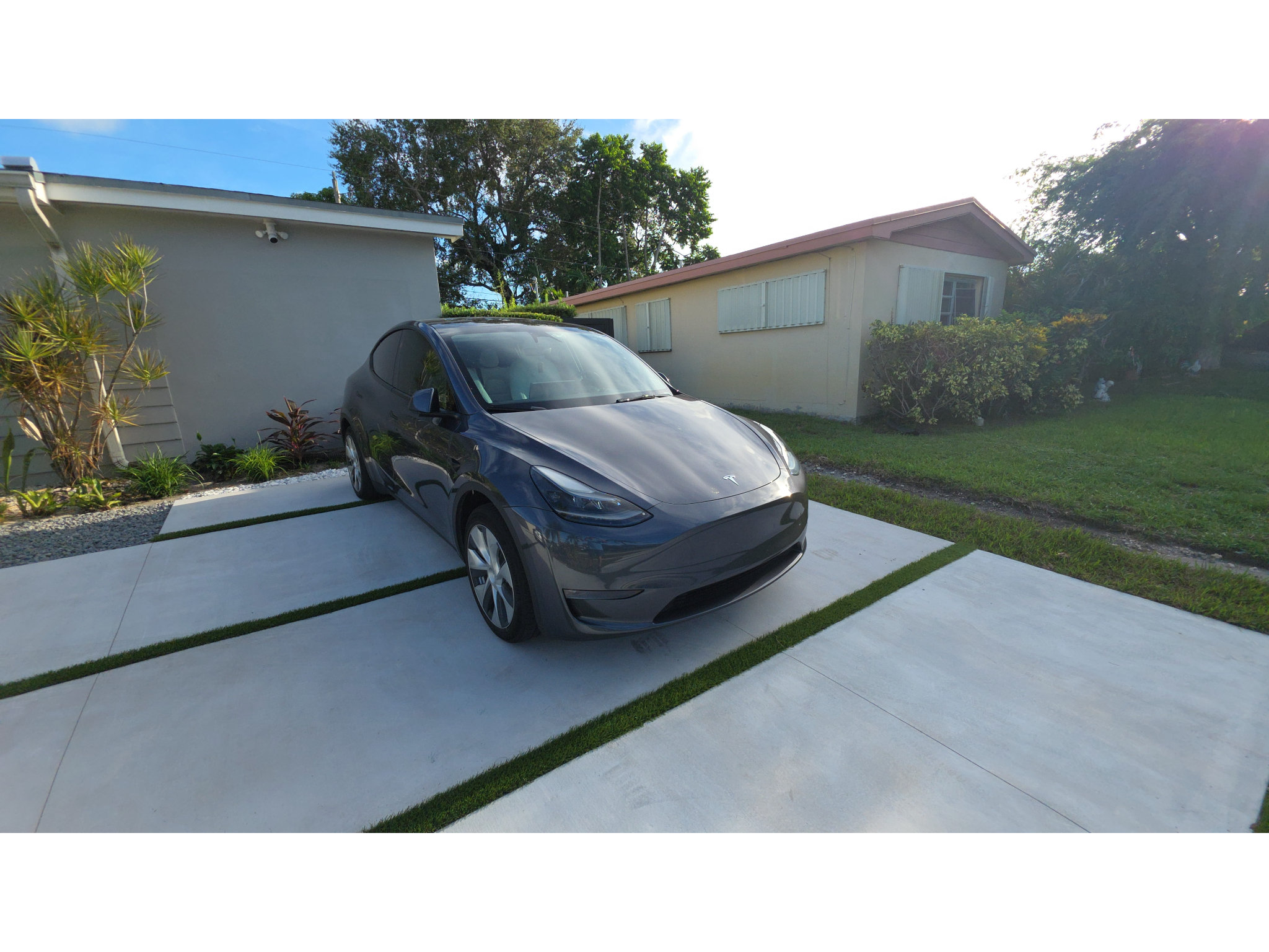 Used 2023 Tesla Model Y 2WD image 2