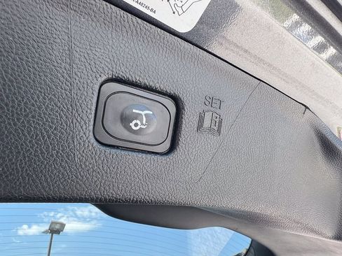 Used 2018 Ford Edge Titanium w/ Equipment Group 301A AWD/4WD image 8