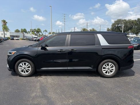 Used 2022 Kia Carnival LX FWD image 4