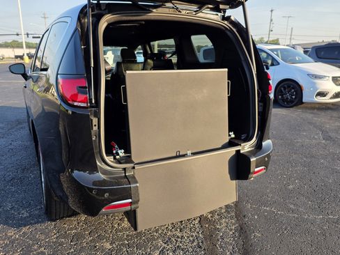 Used 2025 Chrysler Pacifica Select FWD image 18