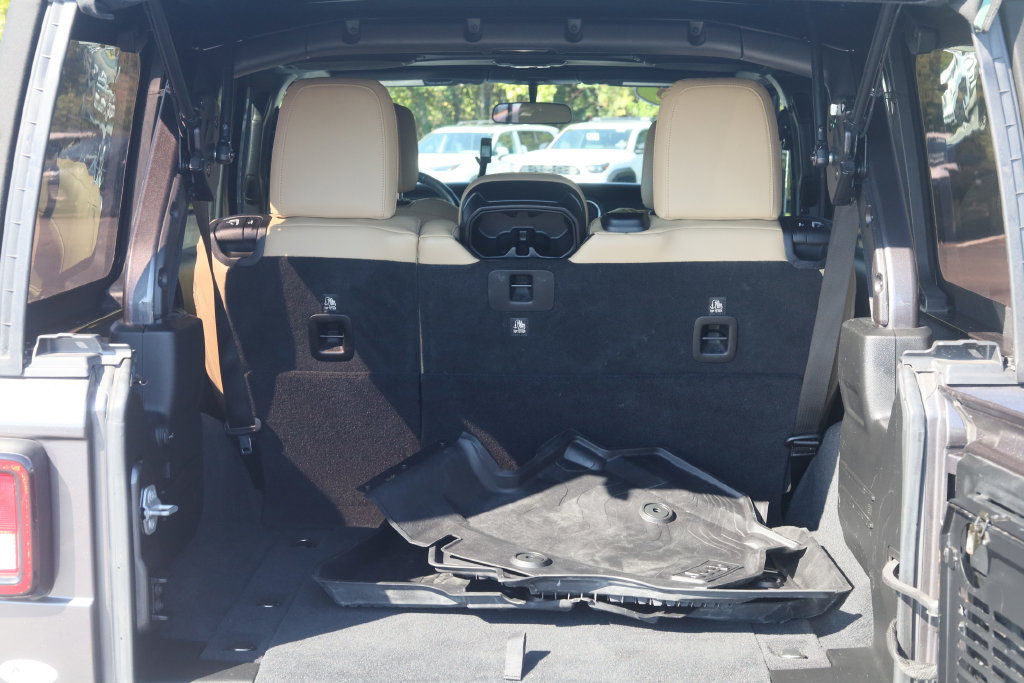 Used 2018 Jeep Wrangler Unlimited Sahara w/ Cold Weather Group AWD/4WD image 16