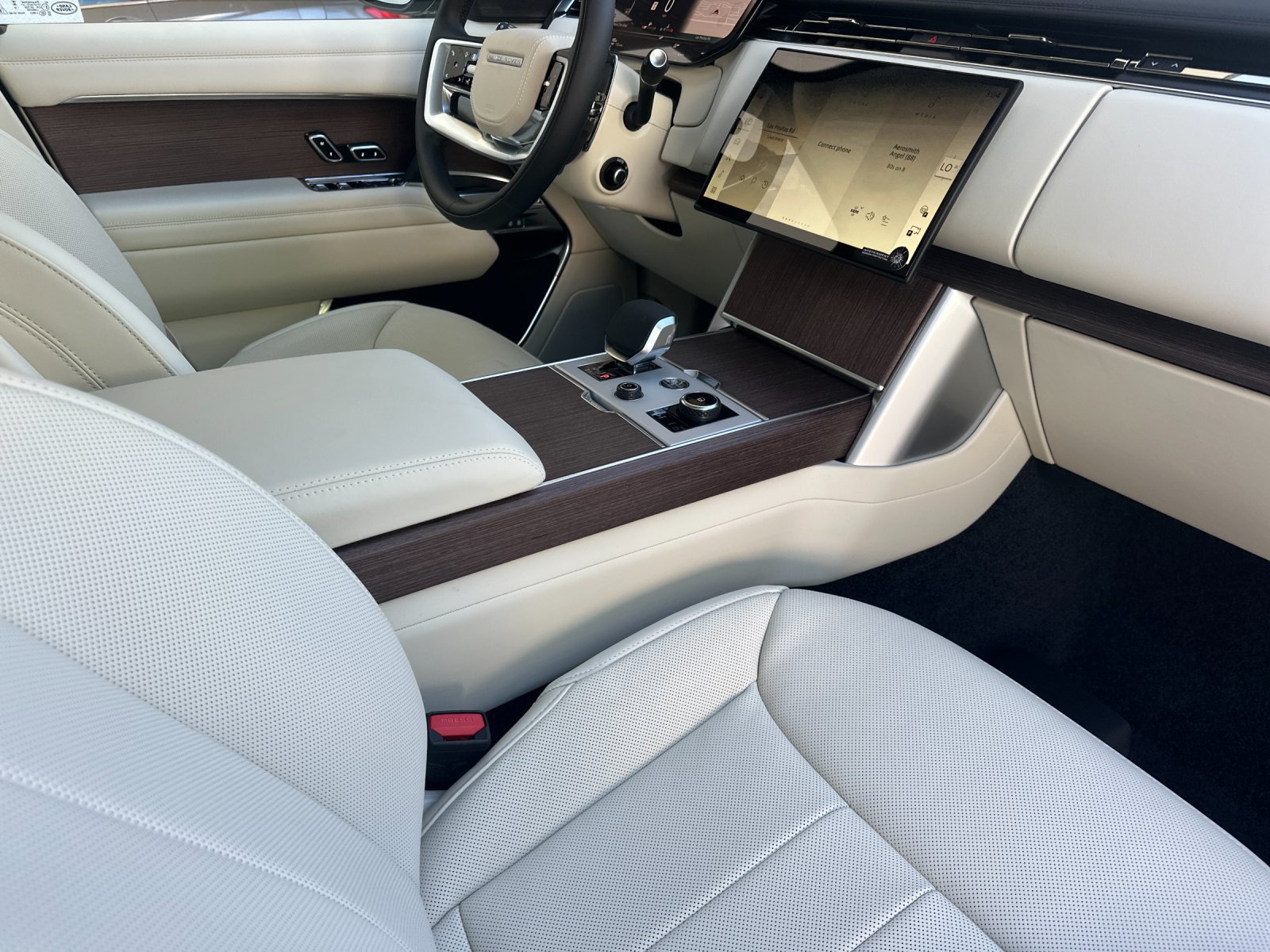 New 2027 Land Rover Range Rover Long Wheelbase SE AWD/4WD image 15