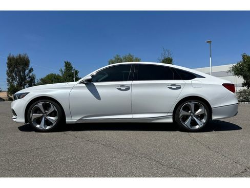 Used 2018 Honda Accord Touring image 2