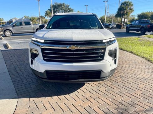 Used 2025 Chevrolet Traverse LT image 8