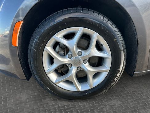 Used 2020 Chrysler Pacifica Touring-L w/ Tire & Wheel Group FWD image 9
