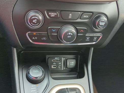 Used 2018 Jeep Cherokee Latitude w/ Safety Group AWD/4WD image 19