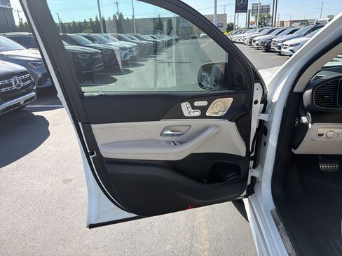 Used 2025 Mercedes-Benz GLS 450 4MATIC image 14