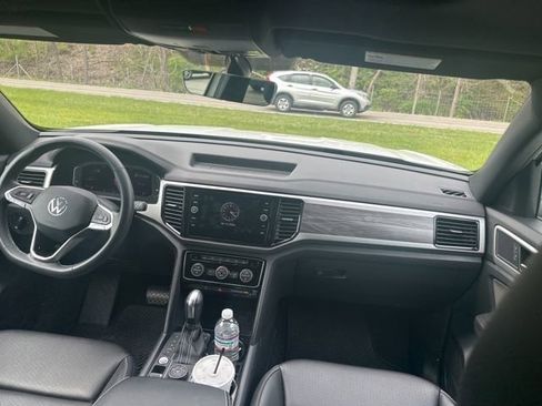 Used 2022 Volkswagen Atlas Cross Sport SE image 19
