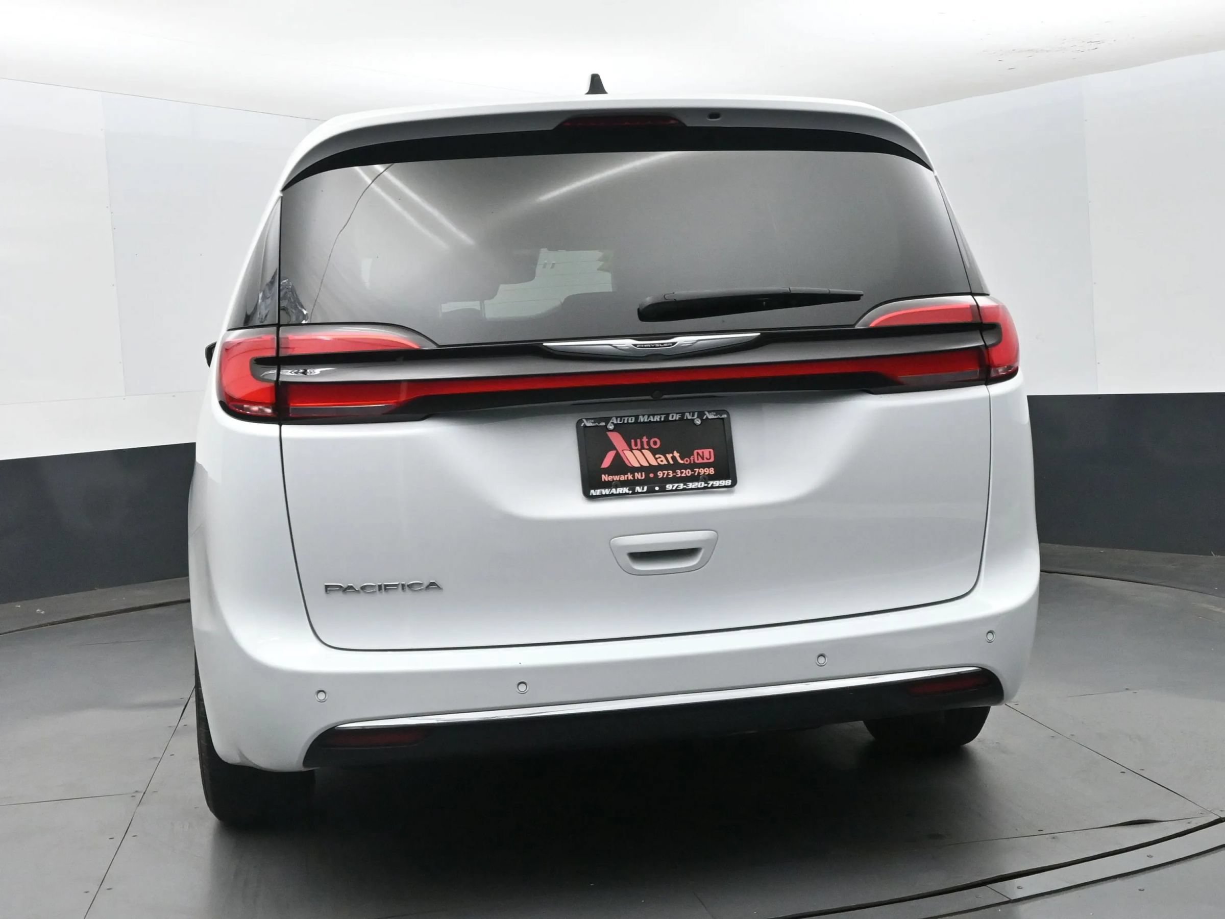 Used 2024 Chrysler Pacifica Touring-L FWD image 8