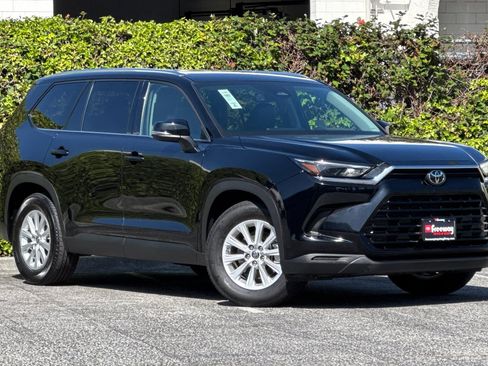 Used 2025 Toyota Grand Highlander AWD image 2