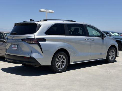 Certified 2024 Toyota Sienna XLE FWD image 3