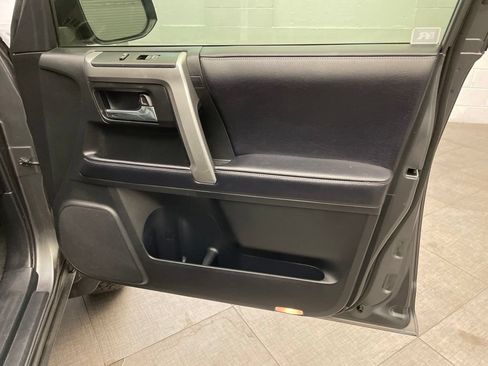 Used 2018 Toyota 4Runner SR5 AWD/4WD image 27