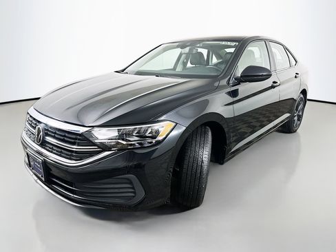 Certified 2024 Volkswagen Jetta SE image 3