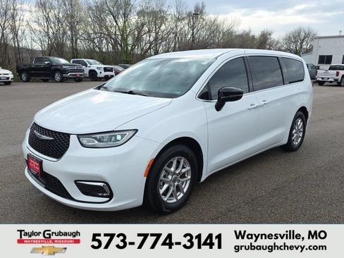 Used 2024 Chrysler Pacifica Touring-L FWD image 4
