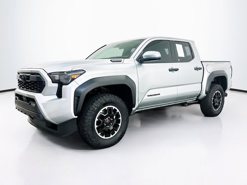 Used 2025 Toyota Tacoma TRD Off-Road AWD/4WD image 3