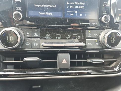 Used 2022 Toyota Highlander XLE FWD image 54