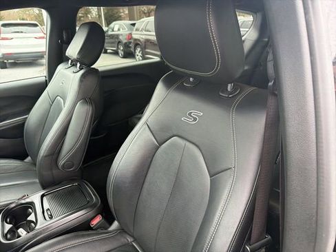 Used 2022 Chrysler Pacifica Touring-L w/ S Appearance Package image 17